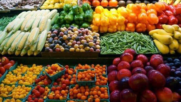 أسعار الموز 41 جنيهًا والتفاح 60 جنيهًا مع انخفاض في الطماطم والخضروات