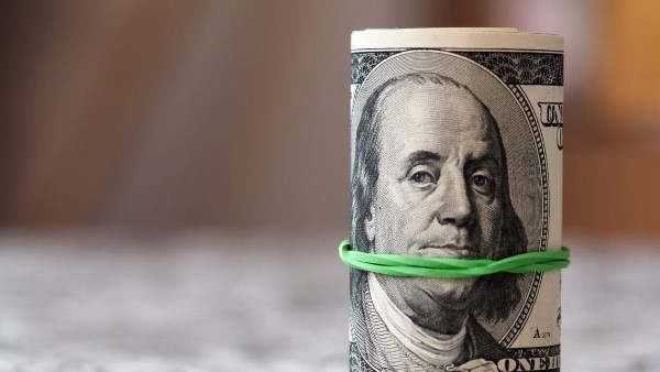 أقل سعر لصرف الدولار في البنوك بعد ارتفاعه