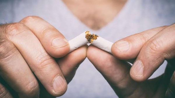 الصحة تحذر من مخاطر التدخين وتوضح فوائد الإقلاع عنه