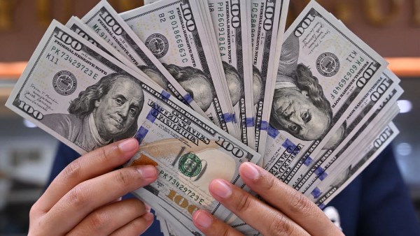 تراجع سعر الدولار 26 قرشًا في بداية الأسبوع