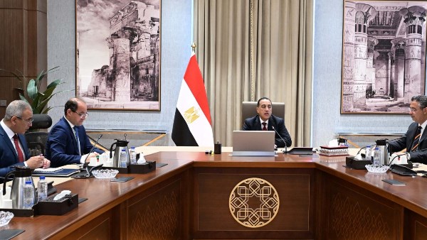 رئيس الوزراء يتابع إجراءات تأمين مخزون السلع الأساسية