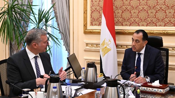 رئيس الوزراء يناقش ملفات العمل مع وزير البترول