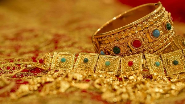 سعر الذهب في مصر ينخفض قليلاً صباح الإثنين