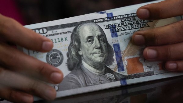 سعر صرف الدولار يرتفع 80 قرشًا مقابل الجنيه
