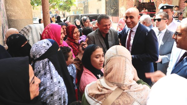 وزير التعليم يستمع لمطالب الأهالي أمام مدرسة في المرج