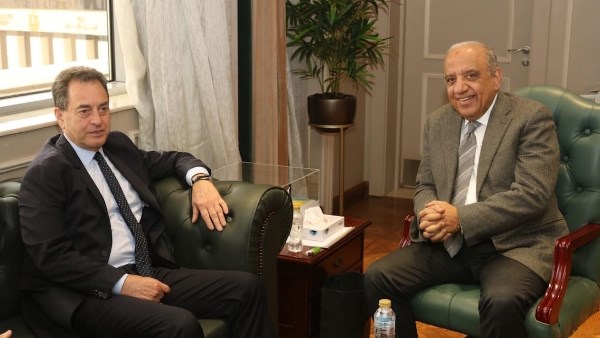 وزير الكهرباء يبحث فرص الشراكة مع سفير فرنسا لتحديث الشبكة الموحدة