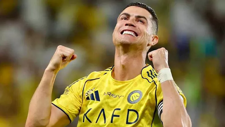 رونالدو يصلي مع اللاعبين قبل مباراة ضمك في الدوري السعودي