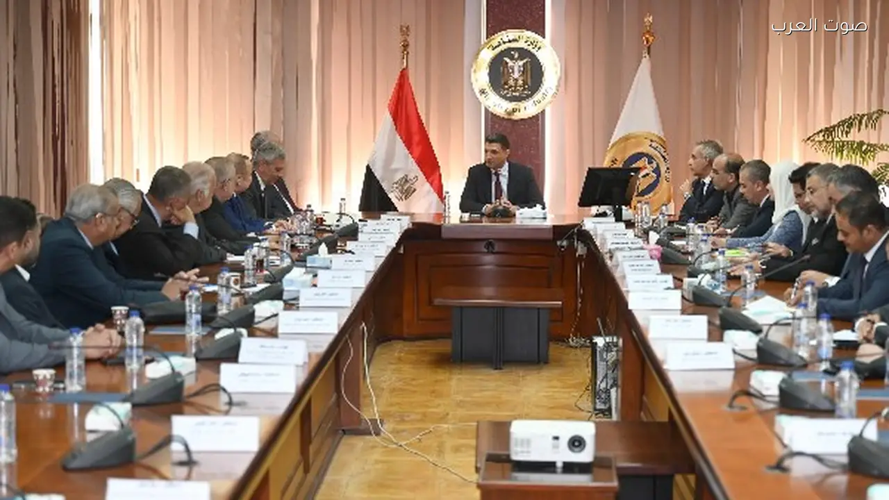 وزير الصناعة يناقش تعزيز التصنيع المحلي وزيادة صادرات الأدوية